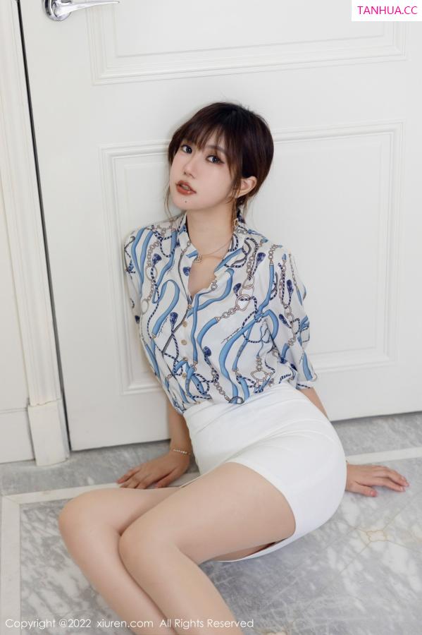 綺裡嘉 绮里嘉 [XiuRen]高清写真图 2022.10.28 No.5775 绮里嘉ula 短裙美腿第8张图片